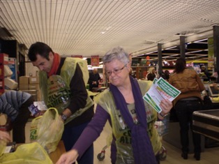 Postazione di volontari al supermercato Coop di Castel Maggiore