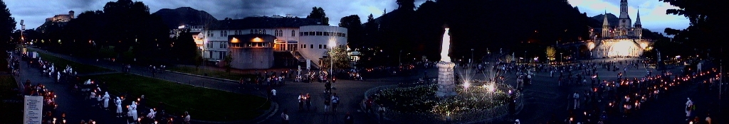 Lourdes - Panoramica sulla processione con i flambeaux