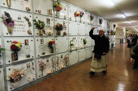 Benedizione delle tombe al cimitero