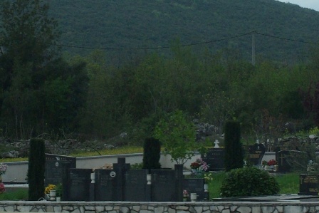 Cimitero al bordo della strada